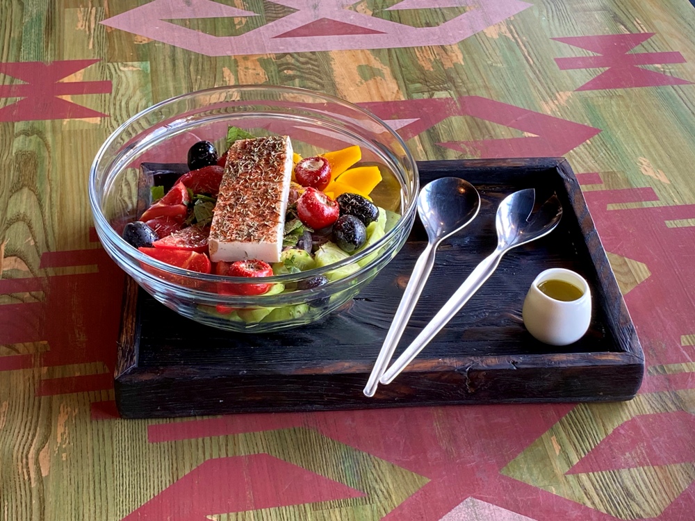 Большой овощной салат с сыром фета и джонджоли на две персоны - АйДаБаран